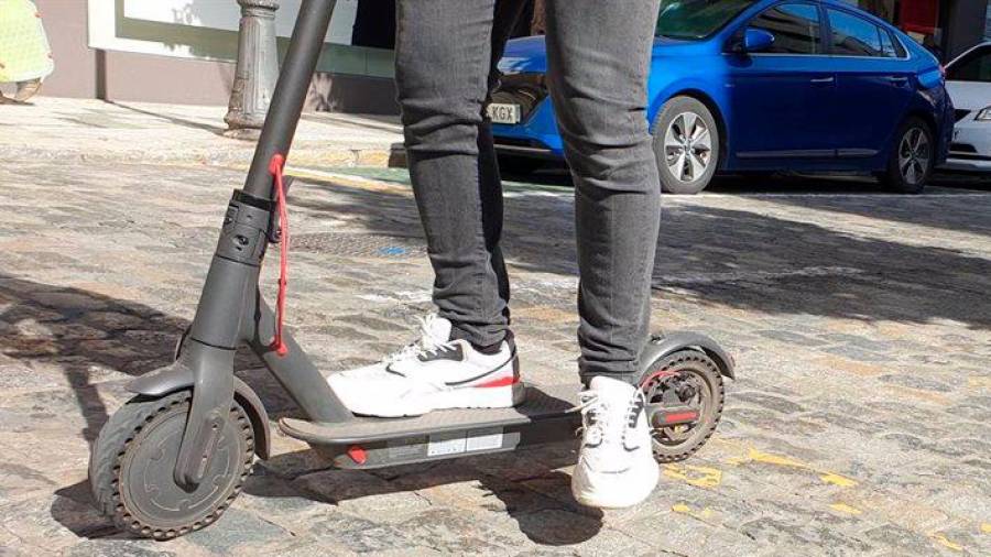 Una juzgado avala la inmovilización de un patinete eléctrico en Vilagarcía por poder superar los 25 km/h
