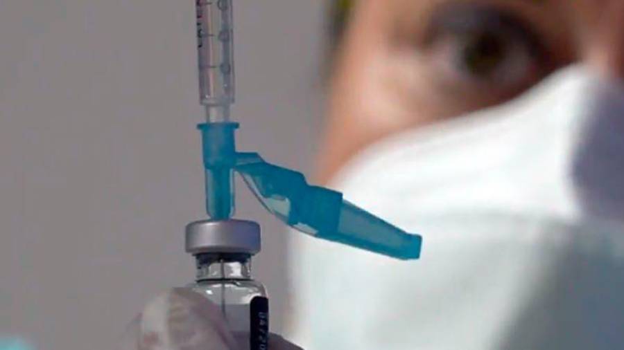 Enfermera preparando la vacuna SATSE 17/04/2021