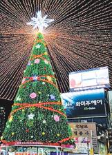 Árbol de navidad en calle coreana, como en occidente
