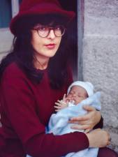 Xela Arias co seu fillo, en 1994. Foto: Xulio Gil