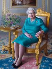El último retrato de la reina lo pintó la artista española Miriam Escofet. La primera sesión fue en julio de 2019 en el Salón Blanco del castillo de Windsor y la segunda sesión fue en febrero de 2020, en Buckingham Palace.