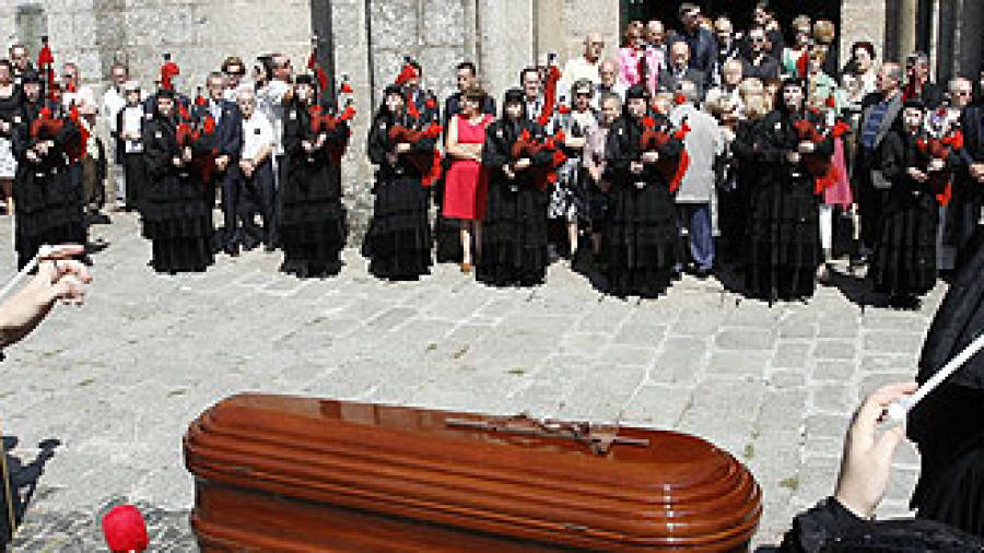 Multitudinario funeral en Sar por el maestro Muñiz