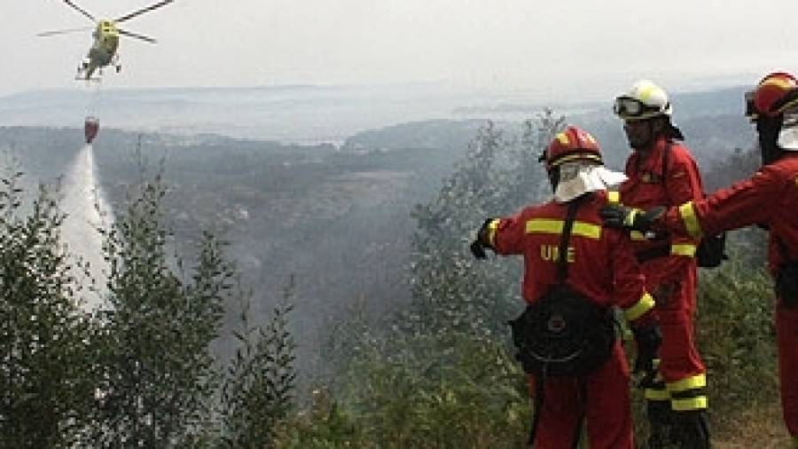 Varios incendios siguen activos en Galicia, con el de As Pontes extinguido