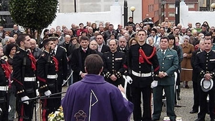Medio millar de vecinos rinden tributo en Ordes al soldado Lois