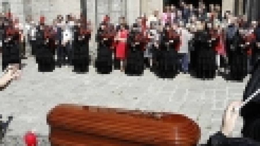 Multitudinario funeral en Sar por el maestro Muñiz