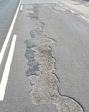 Pese a las reparaciones, el asfalto rompe continuamente.