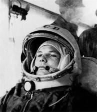 El 12 de abril de 1961, a bordo de la Vostok 1, Yuri Alekséyevich Gagarin se convirtió en el primer ser humano en viajar al espacio exterior.