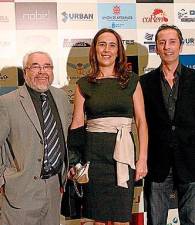 El presidente de Filmax, Julio Fernández, izquierda, posa sonriente con Inma Castaño, delegada de Filmax, y el arquitecto Fernando Castelo