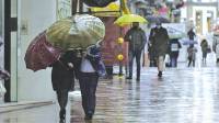 vuelven las lluvias. Personas caminando por una calle de A Coruña protegidas de la lluvia con un paraguas, imagen que se repetirá este jueves con la llegada de una borrasca a Galicia. Foto: M.Dylan / E.press.