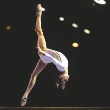 1976. Nadia Comaneci fue la primera gimnasta en conseguir una puntuación perfecta en los Juegos Olímpicos. (Fuente, www.momentosdelpasado.blogspot.com)