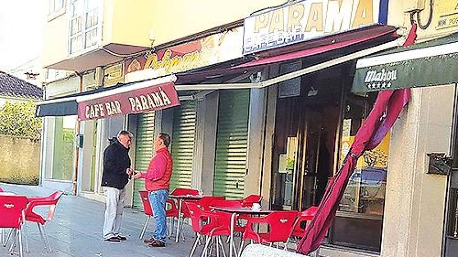 El Café Bar Paramá de Bertamiráns, sito en la avenida da Maía, donde se reúne la peña de afortunados. Foto: ECG