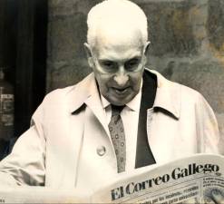 1989. Severo Ochoa, científico y premio Nóbel de Medicina, leyendo un ejemplar de El Correo Gallego. Santiago de Compostela. (Fuente, Xoanma Porto para El Correo Gallego).