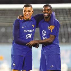KYLIAN Mbappé (i) y Ousmane Dembelé, ayer, en el entreno previo al partido de semifinales que se disputará esta noche . Foto: M. Egerton