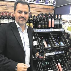 El responsable de Lidl para Galicia, Castilla y León y Asturias en un establecimiento del grupo de distribución alemán con vino gallego