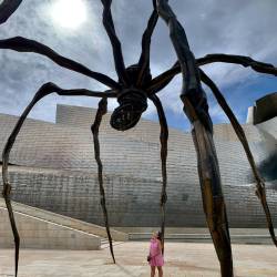 Mamá. Ubicada en el paseo posterior del museo Guggenheim de Bilbao, con casi 9 metros de altura, es una de las esculturas más ambiciosas de Bourgeois y pertenece a una serie inspirada en la araña que presenta como un homenaje a su madre, que era tejedora. (Imagen, Javier Rosende Novo)