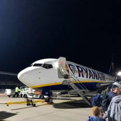 Avión de Ryanair que cubrió anoche la ruta entre Fráncfort Hahn y Compostela; y que finalmente fue desviado a Madrid por el fuerte temporal. Foto: C.S.