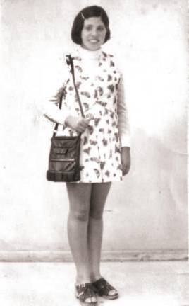 Madre de Tania Salgado en los 70 con un vestido de creación propia.