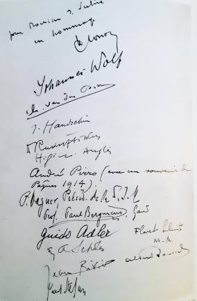 Firmas de G.Adler, H. Anglés y otros musicólogos, reunidos en Bélgica, 1930. Foto: A.P.
