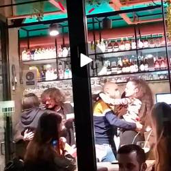 Captura del vídeo en el que se ve a dos parejas bailando en el bar