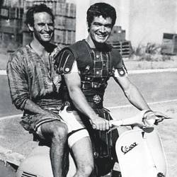 Stephen Boyd (Messala) y Charlton Heston (Judah), en un descanso del rodaje de la película ‘Ben Hur’ en 1959.