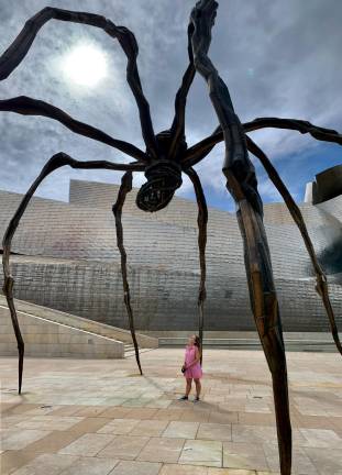 Mamá. Ubicada en el paseo posterior del museo Guggenheim de Bilbao, con casi 9 metros de altura, es una de las esculturas más ambiciosas de Bourgeois y pertenece a una serie inspirada en la araña que presenta como un homenaje a su madre, que era tejedora. (Imagen, Javier Rosende Novo)