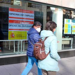 Dos mujeres pasan por delante de una oficina de empleo en Madrid. FOTO: Marta Fernández Jara