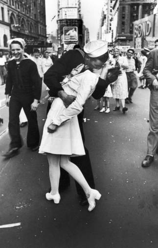 1945. El beso. Esta fotografía se tomó en Times Square, Nueva York, el día que la II Guerra Mundial acabó oficialmente. Esta pareja, formada por un marinero y una enfermera, no representa el amor (de hecho, según el fotógrafo, el chico iba besando a todo el mundo y probablemente ni se conocieran), representa la alegría, el saber que por fin no se tendría que ir a la guerra más. Autor, Alfred Eisenstaedt.