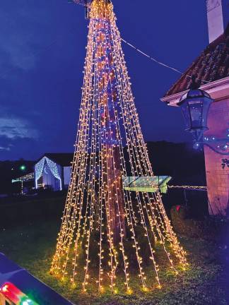 Árbore feita de luces de Nadal. Foto: CP
