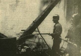 Bomberos en la extinción del incendio. ECG/Archivo