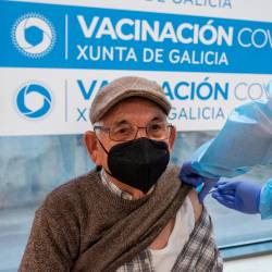 Un hombre recibe la vacuna contra el coronavirus en el Complejo Hospitalario Universitario de Ourense (CHUO) durante la campaña de vacunación de mayores de 80 años en Galicia. Foto: (EFE/Brais Lorenzo)