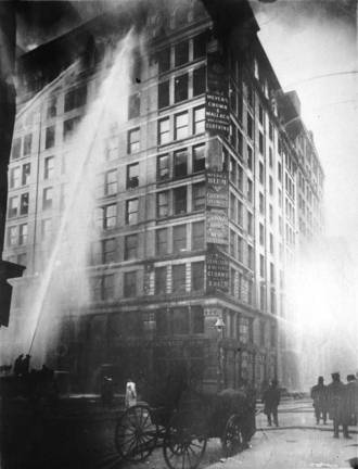 El 25 de marzo de 1911 se produjo un trágico incendio en la fábrica Triangle Shirtwaist de Nueva York, donde murieron 123 mujeres y 23 hombres por no poder salir del edificio. Este hecho tuvo mucha repercusión en la legislación laboral americana y en celebraciones posteriores del Día Internacional de la Mujer. (Fuente, diainternacionalde.com)