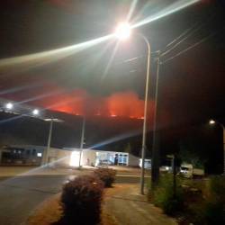Esta madrugada en una imagen tomada desde el polígono de A Pobra el fuego avanza hacia el mirador de Valle Inclán y el humo amenaza el Hospital Comarcal del Barbanza