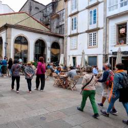 Varias personas en una calle del centro de Santiago de Compostela. FOTO: César Arxina