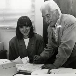 Marina, en su mesa de trabajo de la sede de Preguntoiro, con Suso Montero, un histórico del departamento de Publicidad. Foto: ECG