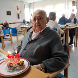 Benigno Díaz celebrando su reciente centenario en la residencia de Monforte de Lemos Foto: ECG