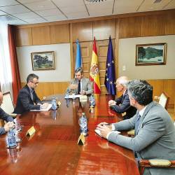 El delegado del Gobierno, José Miñones, reunido ayer con motivo de la A-6. Foto: Gallego