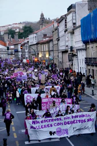 Una Rúa da Senra repleta de mujeres exigiendo igualdad. Foto: F. Blanco