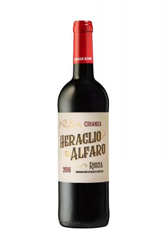 Botella de Heraclio Alfaro y las barricas de este vino