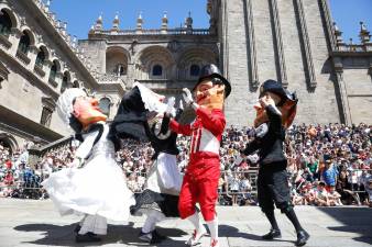 Los cabezudos llenaron de color y alegría las calles de Compostela en las Fiestas de la Ascensión / Fotos: ANTONIO HERNÁNDEZ