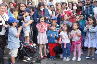 Los cabezudos toman las calles de Compostela con su música y sus bailes