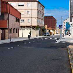 Imaxe da rúa na que se observa o contraste entre o tramo xa urbanizado e sobre o que se actuará. Foto: C.A.