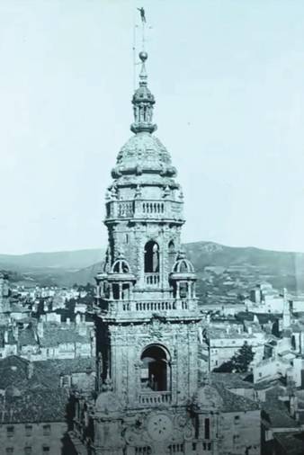 ‘Hombre araña’. Imágenes de José Puertollano, el ‘rey de las alturas’ en la cima de la Torre da Berenguela, el 25 de julio de 1909