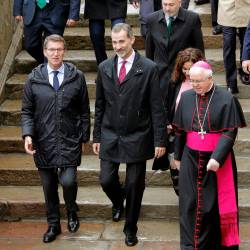 Felipe VI, con Feijóo, María Jesús Montero y el arzobispo, en la Catedral, en 2018. Foto: F. B .