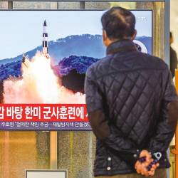 Lanzamiento. En la imagen, un hombre viendo las noticias en televisión en Corea del Sur , donde informan del lanzamiento de misiles. Foto: EP 