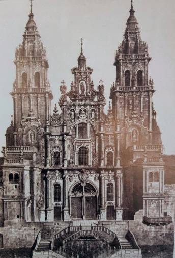 Grabado de 1858 de la Catedral compostelana, en la crónica que narra viaje de la reina (De la Rada, 1860). Foto: A. P.