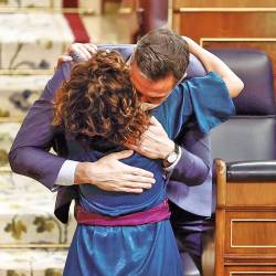 Sánchez y María Jesús Montero se funden en un abrazo tras la aprobación de los presupuestos. Foto: Eduardo Parra/E.P.