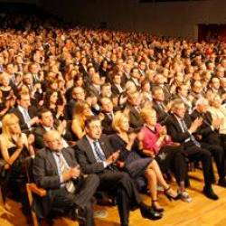 Vista general de los más de mil asistentes a los Premios Gallegos del Año, en un salón de actos del Palacio de Congresos y Exposiciones de Santiago que se llenó