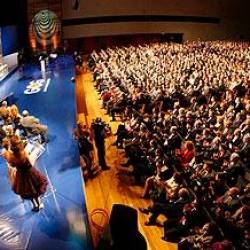 Los premiados de la XX edición de los Gallegos del Año, situados a la izquierda de la mesa presidencial, durante la gala de ayer