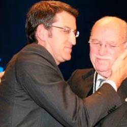 Cariñoso abrazo del presidente Feijóo a Fernández Albor. FOTO: ECG