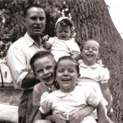O homenaxeado no Día das Letras, Florencio Delgado Gurriarán, cos seus fillos nunha imaxe que data de 1954. Foto: Ricardo